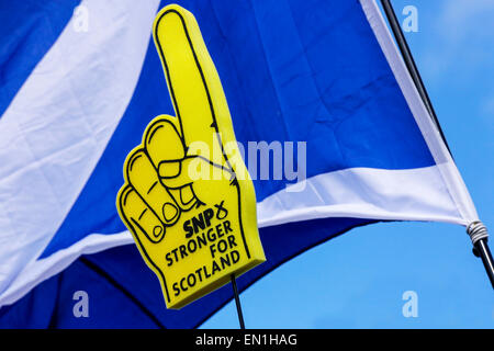 Schaum-Handschuh Werbung die Scottish National Party, SNP, gegen eine schottische Andreaskreuz Flagge fotografiert. Stockfoto