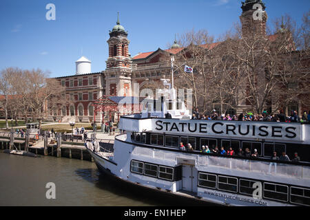 Statue cruises Ausflugsboot auf Ellis Island National Museum of Immigration Stockfoto