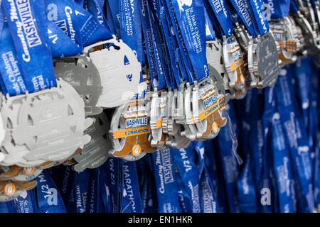 Nashville, Tennessee, USA. 25. April 2015. Halb-Marathon-Medaillen hängen an der Ziellinie die St. Jude Country Music Marathon & Halbmarathon in Nashville. © Raffe Lazarian/ZUMA Wire/ZUMAPRESS.com/Alamy Live-Nachrichten Stockfoto