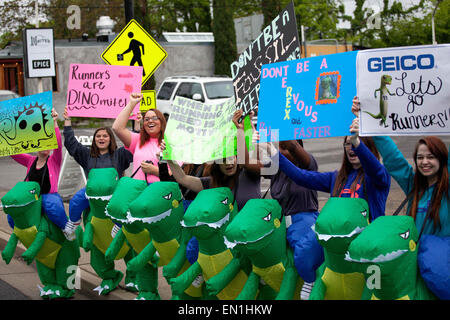 Nashville, Tennessee, USA. 25. April 2015. Zuschauer versammeln sich entlang der Strecke in der Innenstadt von Nashville auf Läufer von der St. Jude Country Music Marathon & Halbmarathon jubeln. © Raffe Lazarian/ZUMA Wire/ZUMAPRESS.com/Alamy Live-Nachrichten Stockfoto