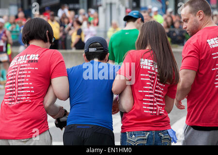 Nashville, Tennessee, USA. 25. April 2015. Ein Läufer wird von Medizinern geholfen, als er kollabiert nach Abschluss der St. Jude Countrymusik Halbmarathon. © Raffe Lazarian/ZUMA Wire/ZUMAPRESS.com/Alamy Live-Nachrichten Stockfoto