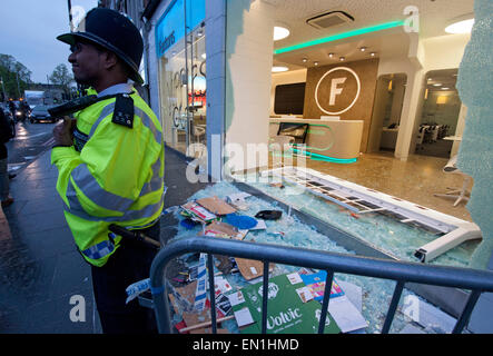 Foxtons Immobilienmakler Fenster zerschlagen und Polizei mit Tränengas verwüstet Nachhinein zurückfordern Brixton 25. April 2015 Stockfoto