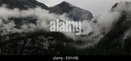 Berg-Nebel umhüllt den Chugach Mountains oberhalb der Copper River Delta, Chugach National Forest, Yunan Alaska. Stockfoto