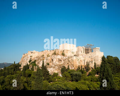 Der allgemeine Blick auf die Akropolis über grüne Bäume und vor einem blauen Himmelshintergrund Stockfoto