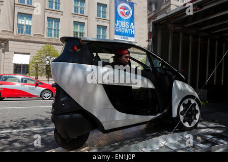 Toyota i-Road Concept Car (3 Rädern EV) auf Strasse: Washington, DC, USA Stockfoto