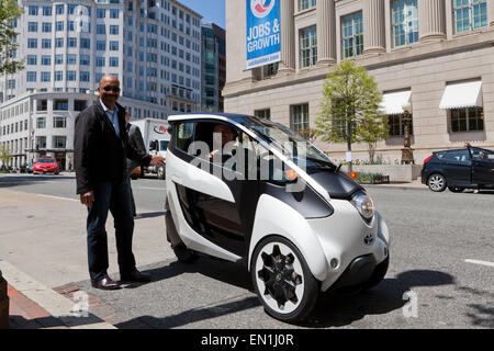 Toyota i-Road Concept Car (3 Rädern EV) auf Strasse: Washington, DC, USA Stockfoto