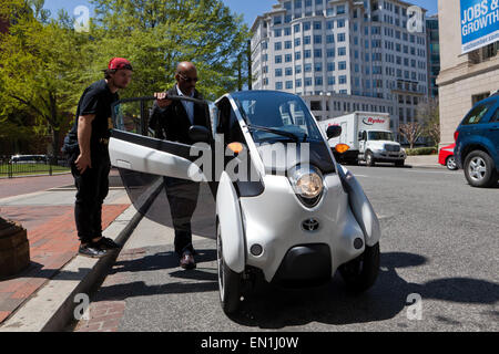 Toyota i-Road Concept Car (3 Rädern EV) auf Strasse: Washington, DC, USA Stockfoto