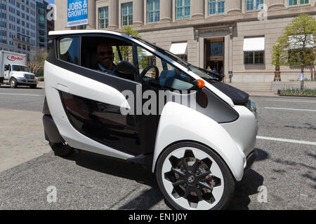 Toyota i-Road Concept Car (3 Rädern EV) auf Strasse: Washington, DC, USA Stockfoto