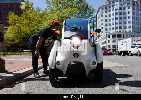 Toyota i-Road Concept Car (3 Rädern EV) auf Strasse: Washington, DC, USA Stockfoto