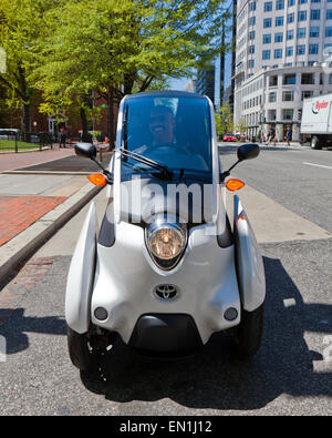 Toyota i-Road Concept Car (3 Rädern EV) auf Strasse: Washington, DC, USA Stockfoto