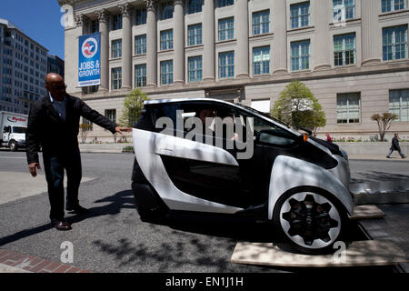 Toyota i-Road Concept Car (3 Rädern EV) auf Strasse: Washington, DC, USA Stockfoto