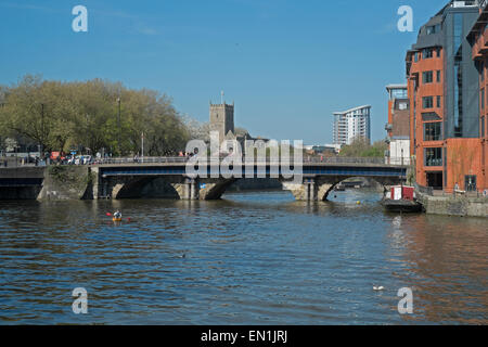 Bristol Brücke, Bristol, England. Cabot Circus und die Ruinen der Kirche von St. Peter sind im Hintergrund sichtbar. Stockfoto