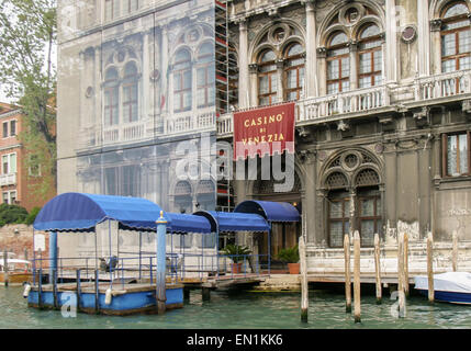 Venedig, Provinz Venedig, Italien. 7. Oktober 2004. Eingeweiht im Jahre 1638, das prunkvolle Casino di Venezia ist das weltweit älteste Gaming-Haus und befindet sich am Canal Grande. Venedig gehört zu den beliebtesten internationalen Reisezielen. © Arnold Drapkin/ZUMA Draht/Alamy Live-Nachrichten Stockfoto