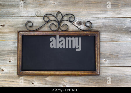 Alte Mode-Tafel auf rustikalen Holz. Layout im Querformat. Stockfoto
