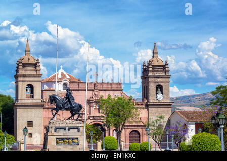 Blick auf die Kathedrale und der Plaza de Armas in Ayacucho in Peru Stockfoto