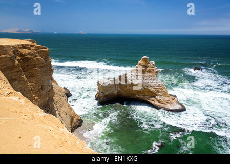 Blick auf die Seenlandschaft von dem berühmten Bogen in Paracas, Peru Stockfoto