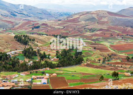 Betriebe, die über ein Tal und Hügel in Tarma, Peru Stockfoto