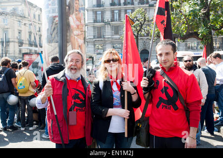 Neapel, Italien. 25. April 2015. Mehr als zweitausend Menschen manifestiert sich in Neapel gegen Matteo Salvini (Noi Con Salvini) und Matteo Renzi (Ministerpräsident von Italien), gegen BCE (Europäische Zentralbank) und Troika. Bildnachweis: Emanuele Sessa/Pacific Press/Alamy Live-Nachrichten Stockfoto