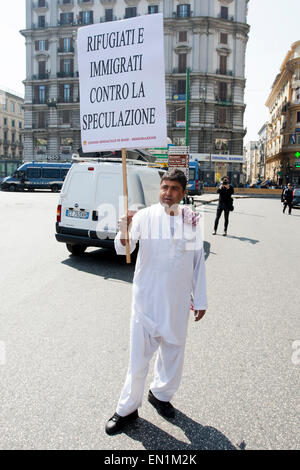 Neapel, Italien. 25. April 2015. Mehr als zweitausend Menschen manifestiert sich in Neapel gegen Matteo Salvini (Noi Con Salvini) und Matteo Renzi (Ministerpräsident von Italien), gegen BCE (Europäische Zentralbank) und Troika. Bildnachweis: Emanuele Sessa/Pacific Press/Alamy Live-Nachrichten Stockfoto