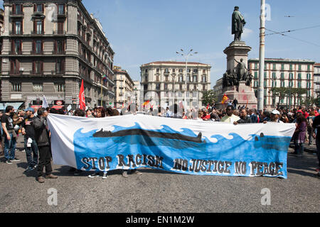 Neapel, Italien. 25. April 2015. Mehr als zweitausend Menschen manifestiert sich in Neapel gegen Matteo Salvini (Noi Con Salvini) und Matteo Renzi (Ministerpräsident von Italien), gegen BCE (Europäische Zentralbank) und Troika. Bildnachweis: Emanuele Sessa/Pacific Press/Alamy Live-Nachrichten Stockfoto