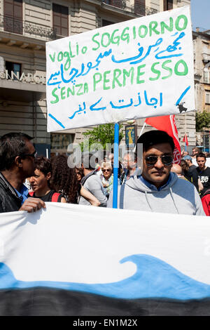 Neapel, Italien. 25. April 2015. Mehr als zweitausend Menschen manifestiert sich in Neapel gegen Matteo Salvini (Noi Con Salvini) und Matteo Renzi (Ministerpräsident von Italien), gegen BCE (Europäische Zentralbank) und Troika. Bildnachweis: Emanuele Sessa/Pacific Press/Alamy Live-Nachrichten Stockfoto