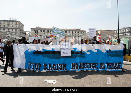 Neapel, Italien. 25. April 2015. Mehr als zweitausend Menschen manifestiert sich in Neapel gegen Matteo Salvini (Noi Con Salvini) und Matteo Renzi (Ministerpräsident von Italien), gegen BCE (Europäische Zentralbank) und Troika. Bildnachweis: Emanuele Sessa/Pacific Press/Alamy Live-Nachrichten Stockfoto