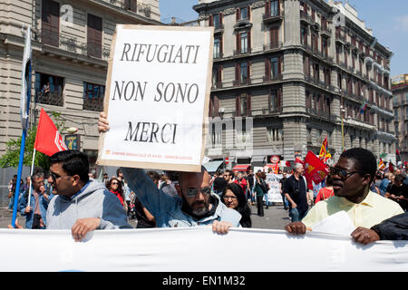 Neapel, Italien. 25. April 2015. Mehr als zweitausend Menschen manifestiert sich in Neapel gegen Matteo Salvini (Noi Con Salvini) und Matteo Renzi (Ministerpräsident von Italien), gegen BCE (Europäische Zentralbank) und Troika. Bildnachweis: Emanuele Sessa/Pacific Press/Alamy Live-Nachrichten Stockfoto