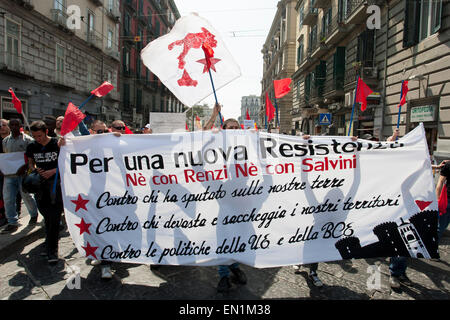 Neapel, Italien. 25. April 2015. Mehr als zweitausend Menschen manifestiert sich in Neapel gegen Matteo Salvini (Noi Con Salvini) und Matteo Renzi (Ministerpräsident von Italien), gegen BCE (Europäische Zentralbank) und Troika. Bildnachweis: Emanuele Sessa/Pacific Press/Alamy Live-Nachrichten Stockfoto