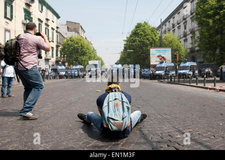 Neapel, Italien. 25. April 2015. Mehr als zweitausend Menschen manifestiert sich in Neapel gegen Matteo Salvini (Noi Con Salvini) und Matteo Renzi (Ministerpräsident von Italien), gegen BCE (Europäische Zentralbank) und Troika. Bildnachweis: Emanuele Sessa/Pacific Press/Alamy Live-Nachrichten Stockfoto