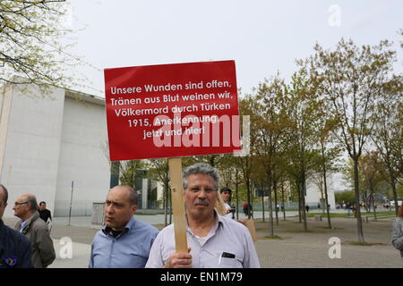 Berlin, Deutschland. 25. April 2015. Armenische Demonstranten marschieren 100. Jahr der Erinnerung an Armeniern im Jahre 1915 vom Bundeskanzleramt, am Potsdamer Platz zum Brandenburger Tor. © Madeleine Lenz/Pacific Press/Alamy Live-Nachrichten Stockfoto