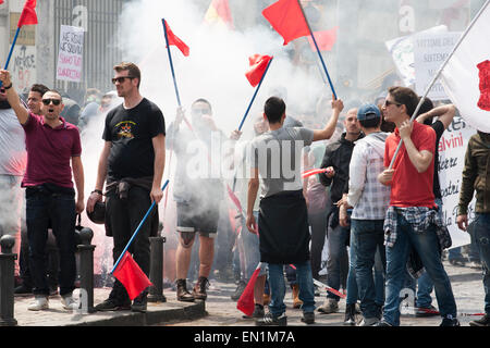 Neapel, Italien. 25. April 2015. Mehr als zweitausend Menschen manifestiert sich in Neapel gegen Matteo Salvini (Noi Con Salvini) und Matteo Renzi (Ministerpräsident von Italien), gegen BCE (Europäische Zentralbank) und Troika. Bildnachweis: Emanuele Sessa/Pacific Press/Alamy Live-Nachrichten Stockfoto