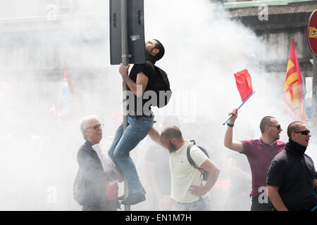 Neapel, Italien. 25. April 2015. Mehr als zweitausend Menschen manifestiert sich in Neapel gegen Matteo Salvini (Noi Con Salvini) und Matteo Renzi (Ministerpräsident von Italien), gegen BCE (Europäische Zentralbank) und Troika. Bildnachweis: Emanuele Sessa/Pacific Press/Alamy Live-Nachrichten Stockfoto