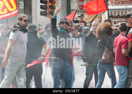 Neapel, Italien. 25. April 2015. Mehr als zweitausend Menschen manifestiert sich in Neapel gegen Matteo Salvini (Noi Con Salvini) und Matteo Renzi (Ministerpräsident von Italien), gegen BCE (Europäische Zentralbank) und Troika. Bildnachweis: Emanuele Sessa/Pacific Press/Alamy Live-Nachrichten Stockfoto