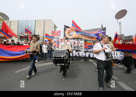 Berlin, Deutschland. 25. April 2015. Armenische Demonstranten marschieren 100. Jahr der Erinnerung an Armeniern im Jahre 1915 vom Bundeskanzleramt, am Potsdamer Platz zum Brandenburger Tor. © Madeleine Lenz/Pacific Press/Alamy Live-Nachrichten Stockfoto