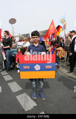 Berlin, Deutschland. 25. April 2015. Armenische Demonstranten marschieren 100. Jahr der Erinnerung an Armeniern im Jahre 1915 vom Bundeskanzleramt, am Potsdamer Platz zum Brandenburger Tor. © Madeleine Lenz/Pacific Press/Alamy Live-Nachrichten Stockfoto