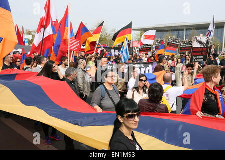 Berlin, Deutschland. 25. April 2015. Armenische Demonstranten marschieren 100. Jahr der Erinnerung an Armeniern im Jahre 1915 vom Bundeskanzleramt, am Potsdamer Platz zum Brandenburger Tor. © Madeleine Lenz/Pacific Press/Alamy Live-Nachrichten Stockfoto