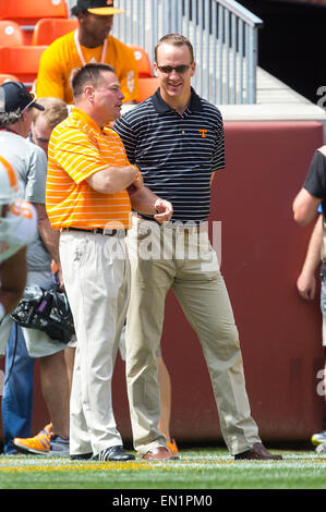 25. April 2015: Trainer Butch Jones von der Tennessee Volunteers und ehemaligen Vol quarterback Peyton Manning vor der University of Tennessee Orange und weiß Intrasquad Scrimmage Neyland Stadium in Knoxville, TN Stockfoto
