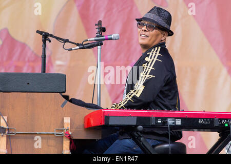 New Orleans, Louisiana, USA. 25. April 2015. Musiker IVAN NEVILLE tritt mit Dumpstaphunk während des New Orleans Jazz und Heritage Festival in New Orleans, Louisiana Credit: Daniel DeSlover/ZUMA Draht/Alamy Live News Stockfoto