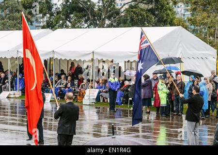 Melbourne, Australien. 25. April 2015.  Australische und türkische Fahnen zusammen angezeigt.  ANZAC Day März Veteran und militärisches Personal und ihre Nachkommen von Princes Bridge zu den Shrine of Remembrance, bei Regenwetter zu dienen.  Das diesjährige Anzac Tag jährt sich zum 100. Mal seit der Landung Gallipoli ANZAC und alliierten Soldaten in der Türkei am 25. April 2015. Türkische Veteranen marschieren bei parade Stockfoto