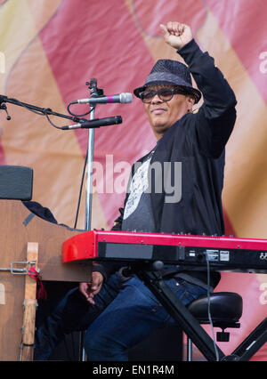 New Orleans, Louisiana, USA. 25. April 2015. Musiker IVAN NEVILLE tritt mit Dumpstaphunk während des New Orleans Jazz und Heritage Festival in New Orleans, Louisiana Credit: Daniel DeSlover/ZUMA Draht/Alamy Live News Stockfoto