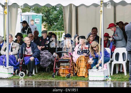 Melbourne, Australien. 25. April 2015.  Ältere Veteranen und Familie. ANZAC Day März Veteran und militärisches Personal und ihre Nachkommen von Princes Bridge zu den Shrine of Remembrance, bei Regenwetter zu dienen.  Das diesjährige Anzac Tag jährt sich zum 100. Mal seit der Landung Gallipoli ANZAC und alliierten Soldaten in der Türkei am 25. April 2015. Stockfoto