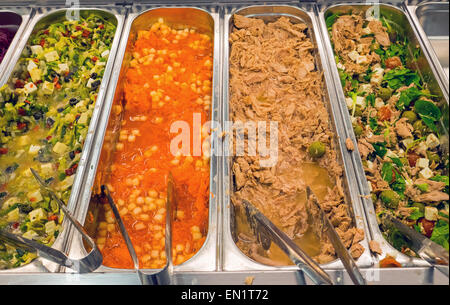 Eine Vielzahl von verschiedenen Salaten, gesehen bei einem Buffet-restaurant Stockfoto