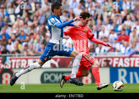 Cornella De Liobregat, Barcelona. 25. April 2015. Barcelonas Lionel Messi (R) wetteifert um den Ball während der spanischen ersten Liga Fußball-match gegen Espanyol Barcelona Cornella El Prat Stadion in Cornella del Llobregat, in der Nähe von Barcelona, 25. April 2015. © Pau Barrena/Xinhua/Alamy Live-Nachrichten Stockfoto