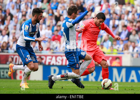 Cornella De Liobregat, Barcelona. 25. April 2015. Barcelonas Luis Suarez (R) wetteifert um den Ball während der spanischen ersten Liga Fußball-match gegen Espanyol Barcelona Cornella El Prat Stadion in Cornella del Llobregat, in der Nähe von Barcelona, 25. April 2015. © Pau Barrena/Xinhua/Alamy Live-Nachrichten Stockfoto