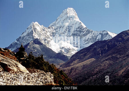 Datei. 25. April 2015. Ein starkes Erdbeben schlug Nepal und Zittern durch Nordindien am Samstag mehr als 1.300 Menschen töten, berühren Sie eine tödliche Lawine auf dem Mount Everest und Sturz von einem Turm aus dem 19. Jahrhundert in der Hauptstadt Kathmandu geschickt. Im Bild: 1. Oktober 2000 - Himalaya-Region, Nepal - Berg Ama, Doppel, 6856 Meter Höhe. Eine Art von einer Spur. Nepal, offiziell bekannt, laut Interim Verfassung als der Zustand von Nepal (vorher bekannt als Königreich von Nepal) ist ein Binnenstaat Himalaya in Südasien, die Überschneidungen mit Ostasien, gesäumt von Tibet von Kinn Stockfoto