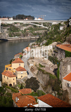 Blick von der Vila Nova De Gaia in Richtung Infante D. Henrique Brücke in Porto, Portugal, Douro River Waterfront. Stockfoto