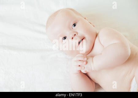 Neugeborenes Baby liegend auf der Rückseite mit Blick zur Seite Stockfoto