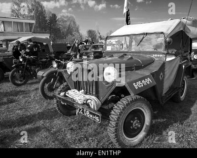 25. April 2015 ist die Retro-OldCarFest - GAZ-67--das größte Retro-Autos-Festival in Kiew statt und erstreckt sich die staatliche Luftfahrt Museumsgelände. Mehr als 300 Autos sind in diesem Projekt beteiligt und mehr als 20 000 Besucher werden erwartet. © Igor Golovniov/ZUMA Draht/Alamy Live-Nachrichten Stockfoto