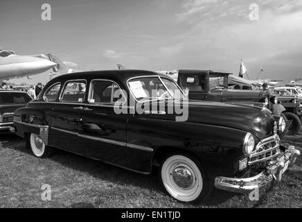 25. April 2015 ist die Retro-OldCarFest - GAZ-12 ZIM--das größte Retro-Autos-Festival in Kiew statt und erstreckt sich die staatliche Luftfahrt Museumsgelände. Mehr als 300 Autos sind in diesem Projekt beteiligt und mehr als 20 000 Besucher werden erwartet. © Igor Golovniov/ZUMA Draht/Alamy Live-Nachrichten Stockfoto