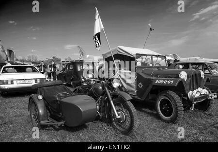 25. April 2015 - Motorrad-Ural, IMZ-8.103-40 und GAZ-67--The Retro-OldCarFest ist das größte Retro-Autos-Festival in Kiew statt und erstreckt sich die staatliche Luftfahrt Museumsgelände. Mehr als 300 Autos sind in diesem Projekt beteiligt und mehr als 20 000 Besucher werden erwartet. © Igor Golovniov/ZUMA Draht/Alamy Live-Nachrichten Stockfoto